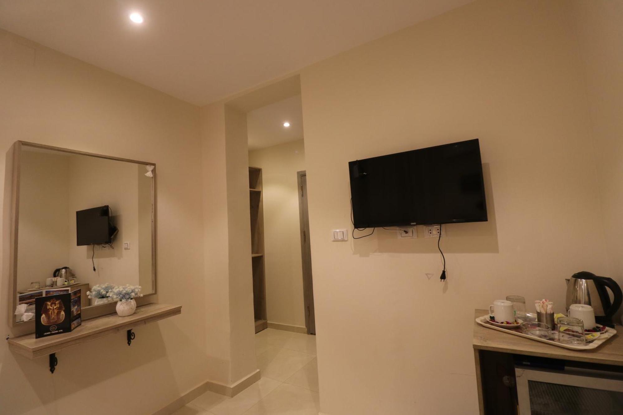 Loca Pyramids View Hotel 3*
